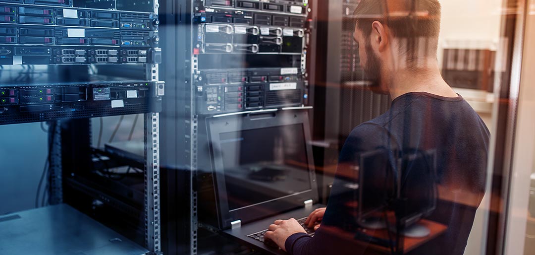 secify-arbete-nätverk-server Man som arbetar med nätverkserver