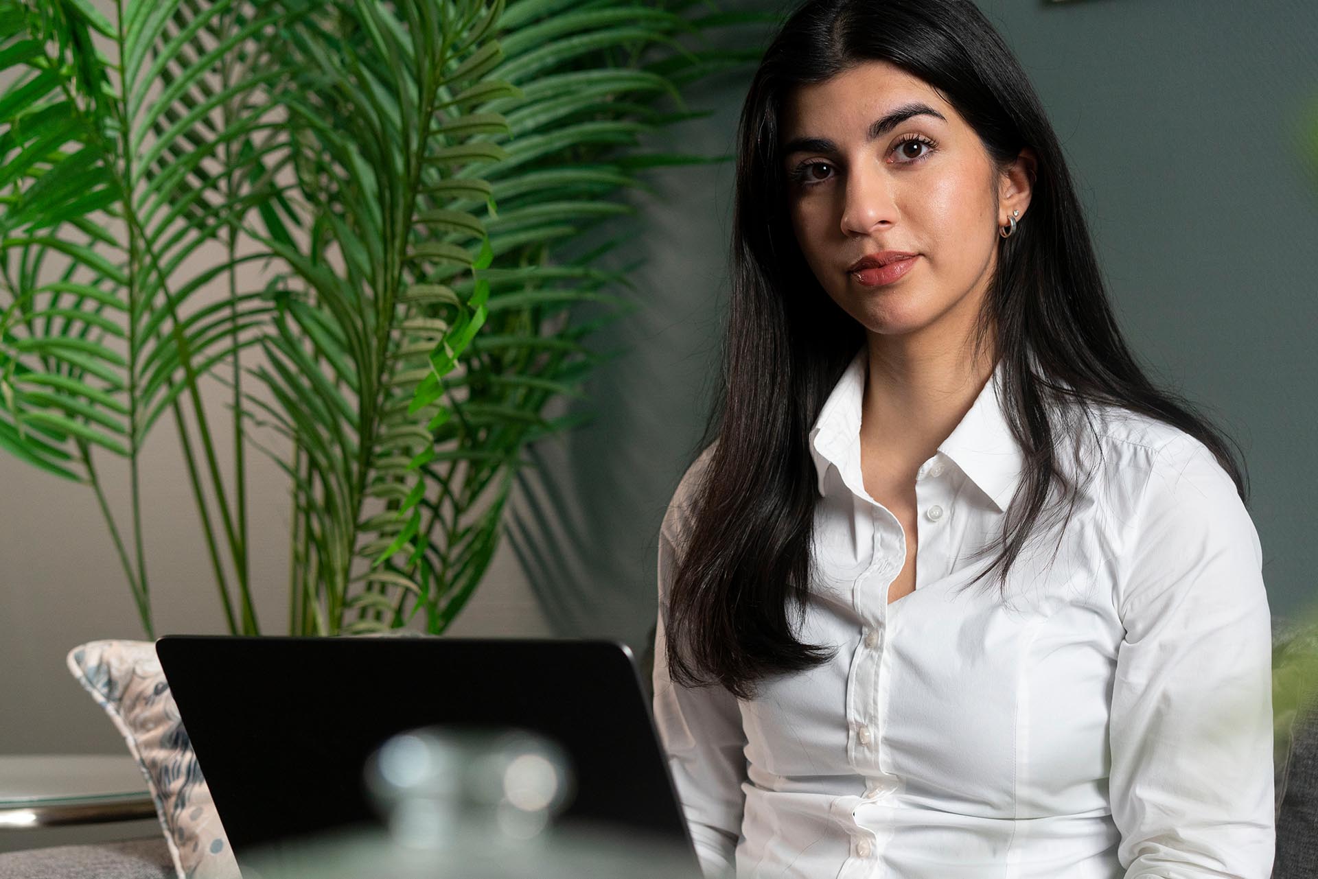 Aida Rokni DPO på Secify sitter framför datorn