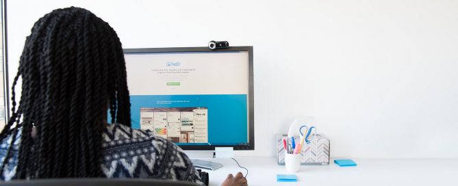 En person sitter och surfar på internet