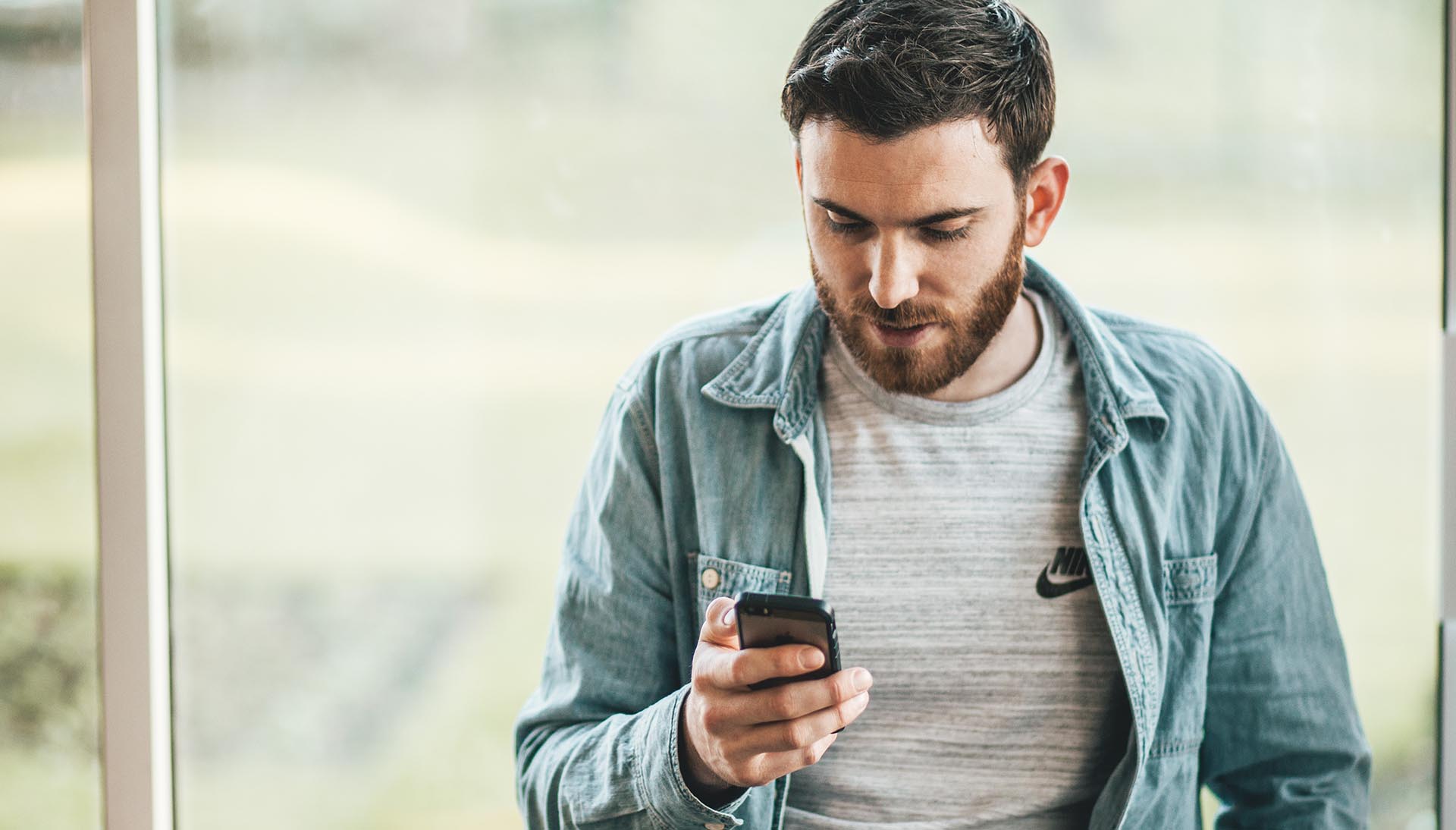 Person tittar på sin mobiltelefon