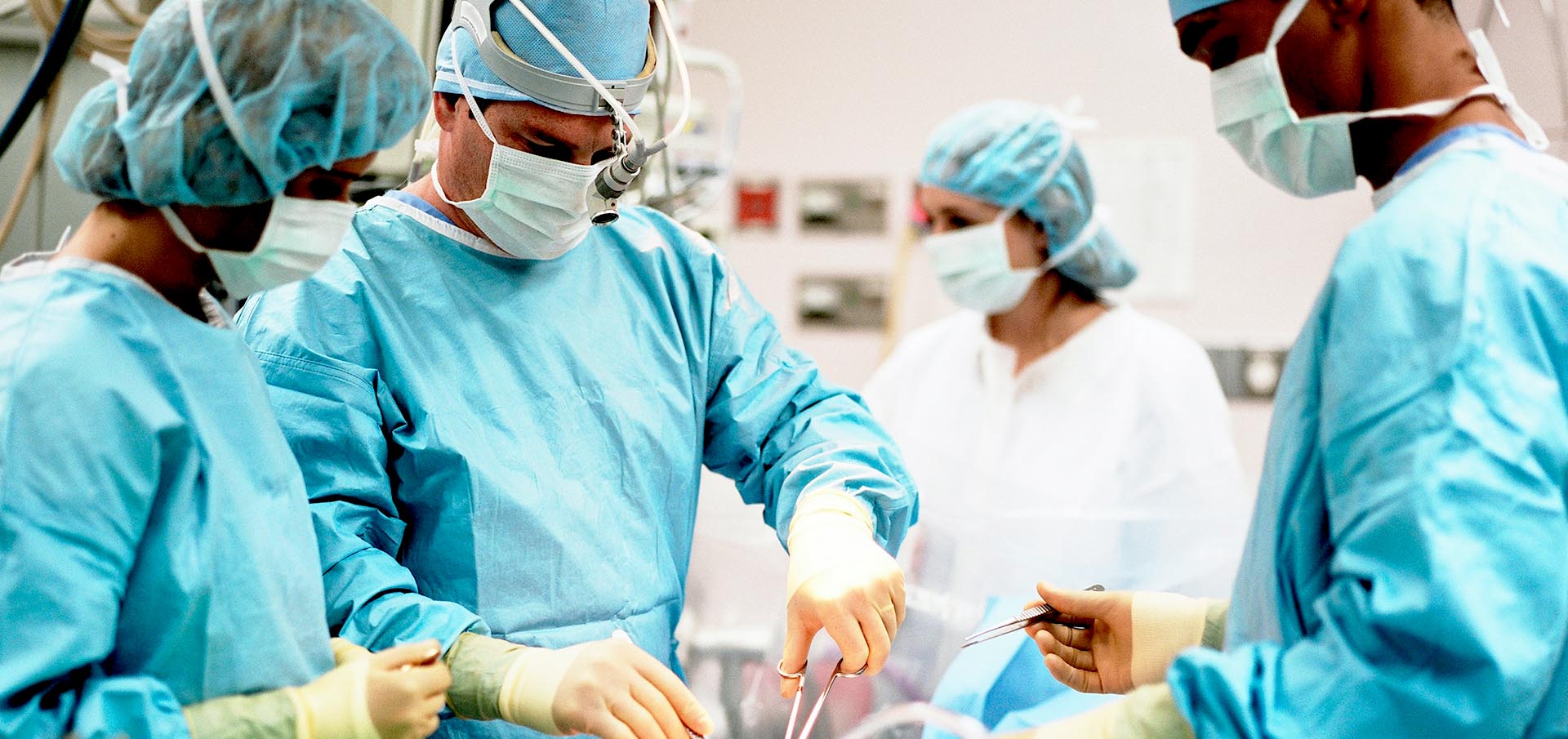 Tre kirurger opererar