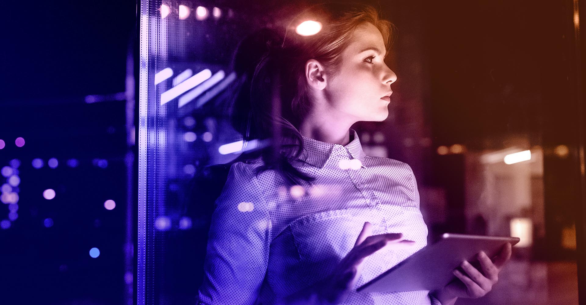 getty-images-9P0j8HgGfWw-unsplash-2 En kvinna tittar upp från sin ipad som hon håller i