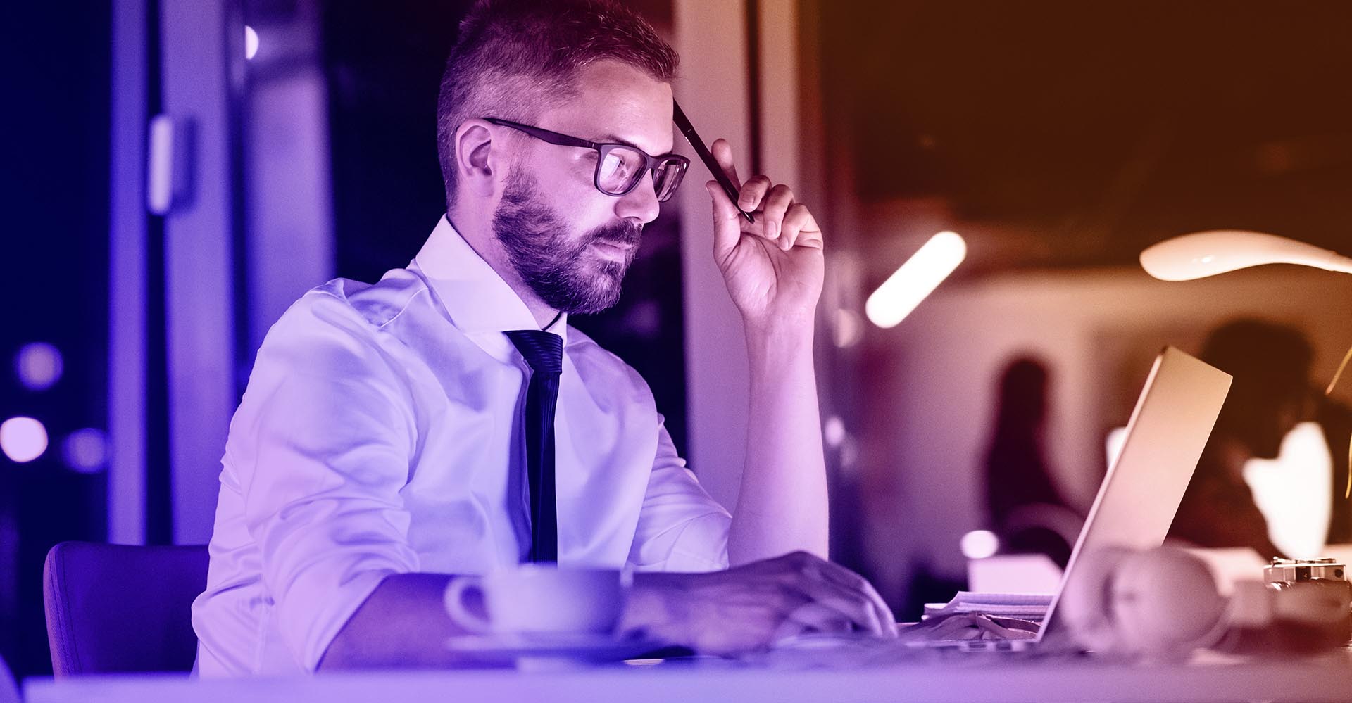 getty-images-adoNwjk-Ea8-unsplash-2 En man sitter framför en dator