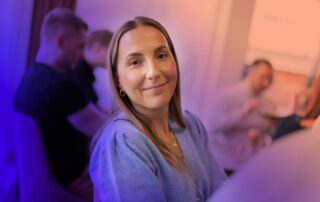 Julia Karlsson, tonad bild från blått till orange