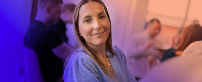 Julia Karlsson, tonad bild från blått till orange