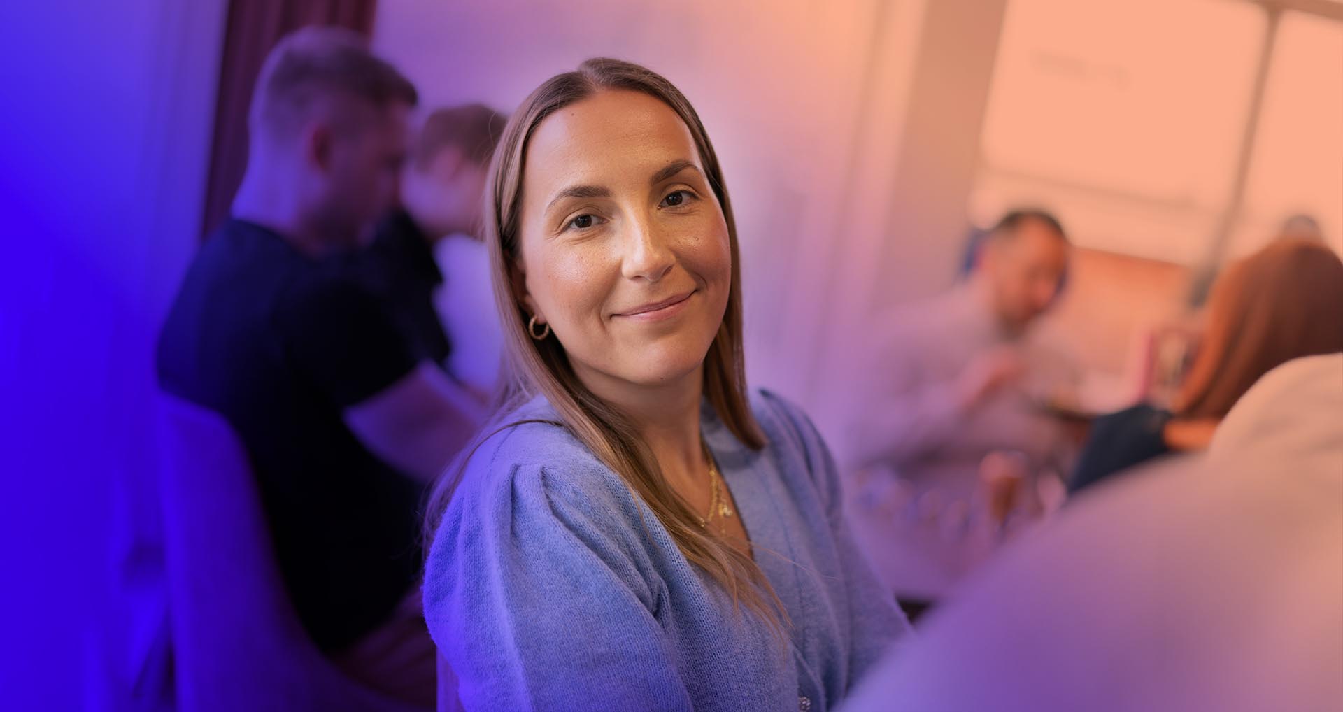 Julia Karlsson, tonad bild från blått till orange