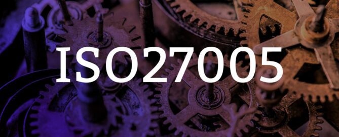 Texten ISO27005 syns i förgrunden. I bakgrunden syns kugghjul. Bilden är tonad från orange till blå.