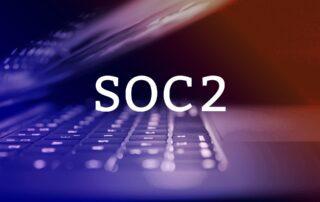 SOC2 text i förgrunden, en dator med en orange - blå toning i bakgrunden