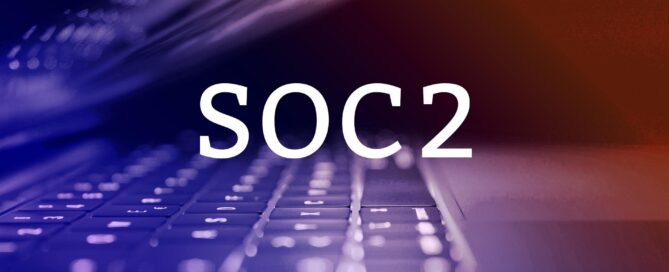 SOC2 text i förgrunden, en dator med en orange - blå toning i bakgrunden
