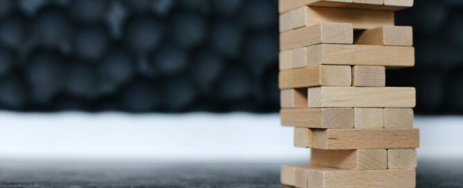 Träblock som är balanserade på varandra