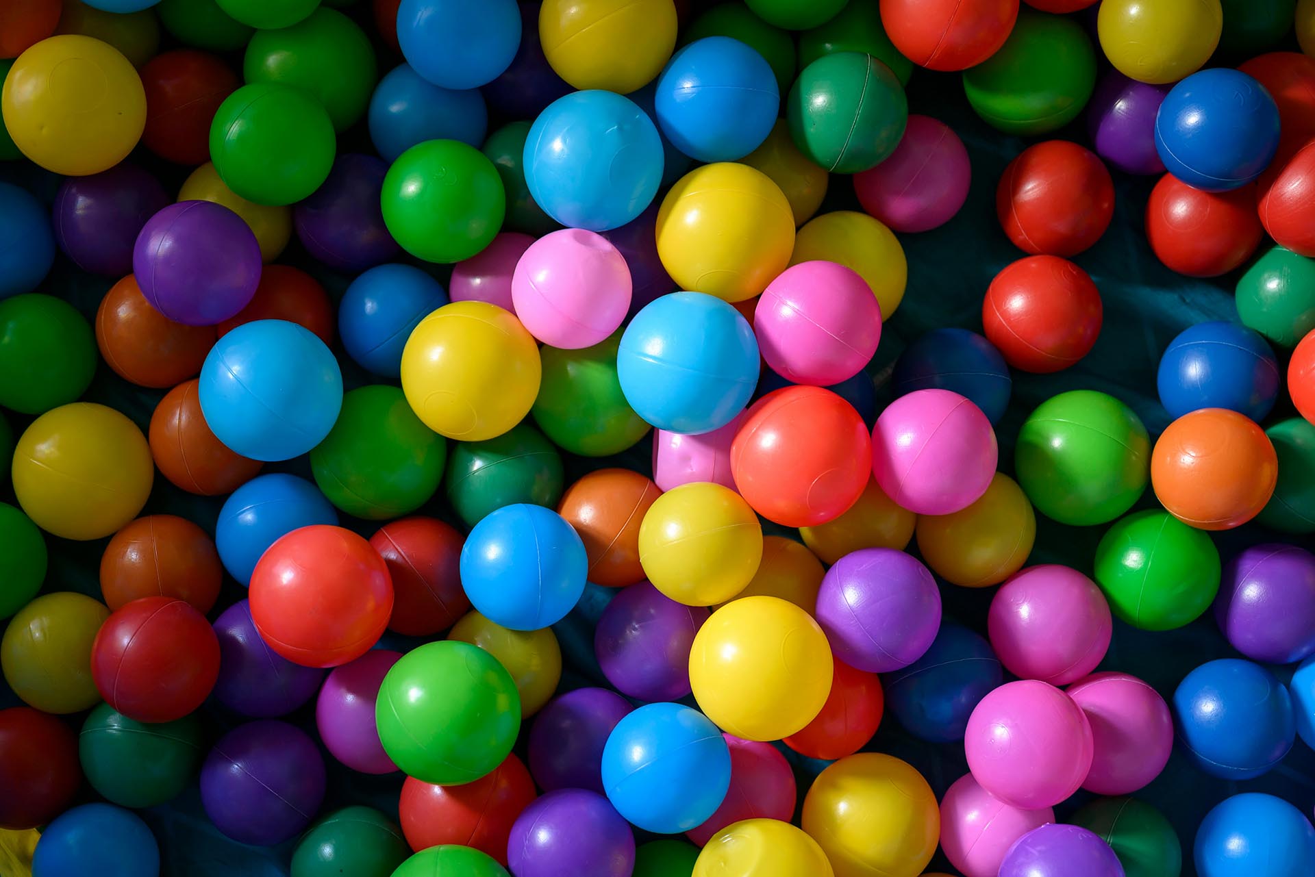 paul-zoetemeijer-rOlnKvf8qWQ-unsplash Färgglatt bollhav