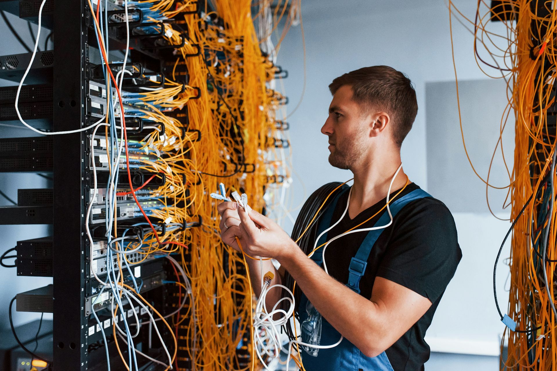 getty-images-Ih3oji7vpEw-unsplash Nätverkstekniker som försöker koppla kablar men har tusentals sladdar