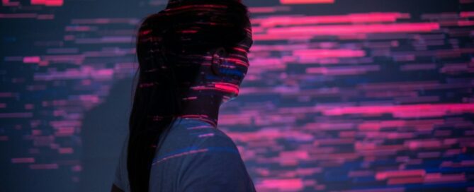 En person står framför en vägg som ser ut att ha kraschat, cyberhot