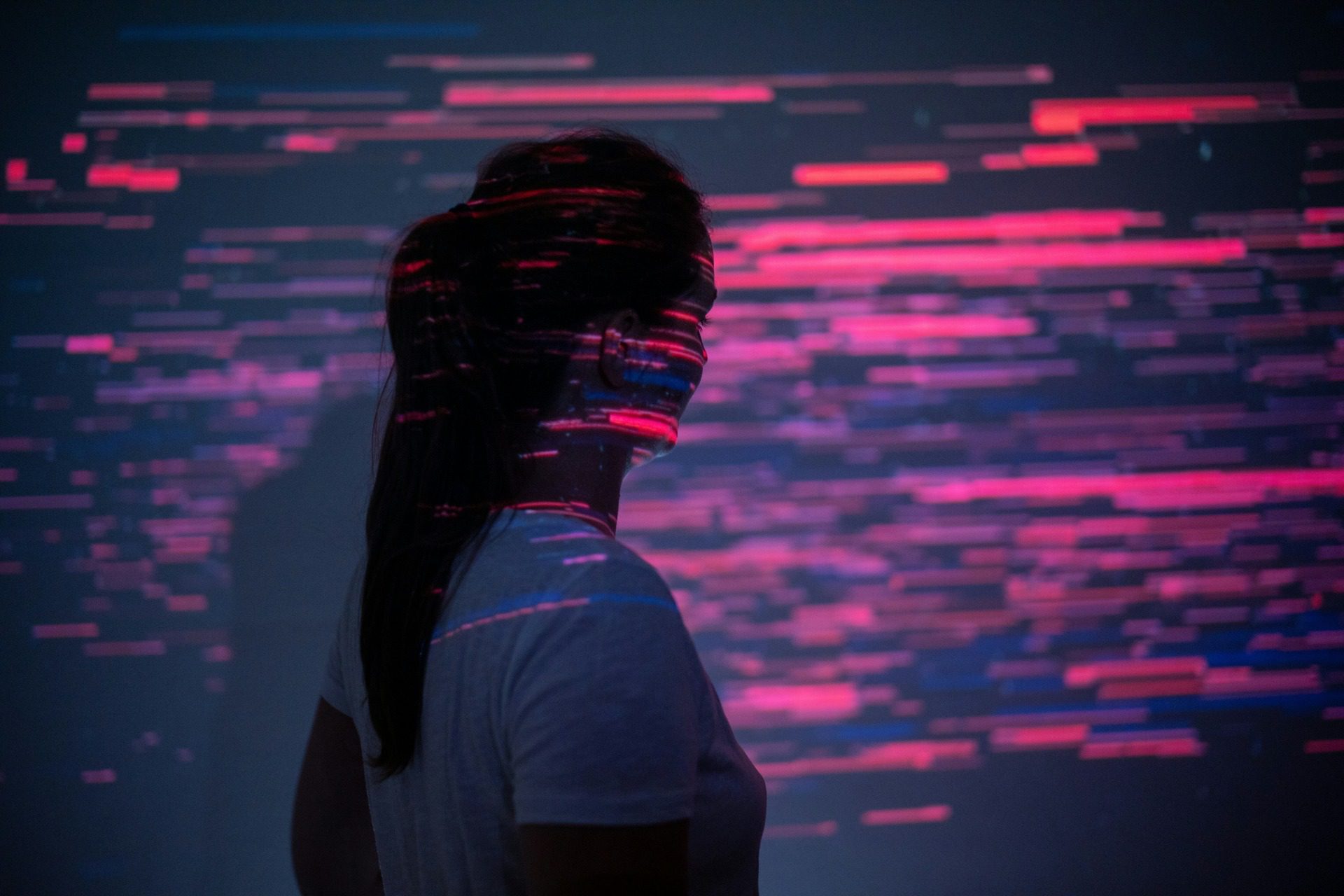 rapha-wilde-X0rEU9juF0I-unsplash-resize En person står framför en vägg som ser ut att ha kraschat, cyberhot